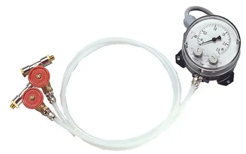 Differenzdruckmanometer mit zwei roten Ventilen und einem analogen Ziffernblatt von BWT zur Messung von Druckunterschieden.